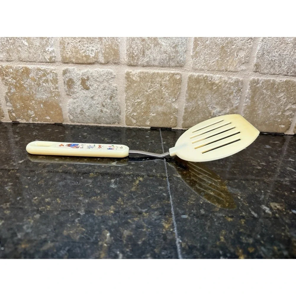 Vintage International Heartland Slotted Round Nylon Spatula Kitchen Utensil Farm